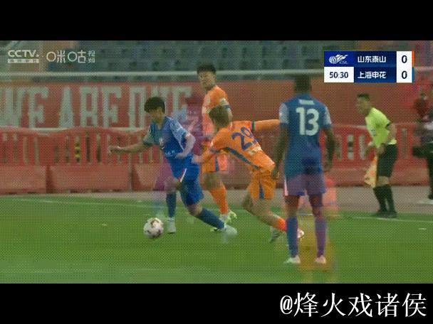 火记吐槽：这场比赛判罚简直太扯了，裁判们应感到羞愧